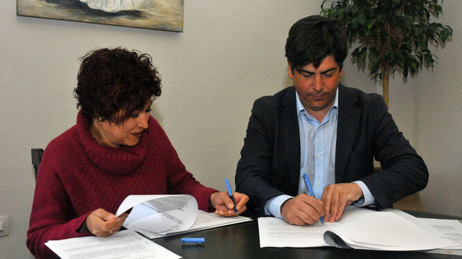Ana Beatriz Páez y el alcalde, Rafael Llamas, rubrican el acuerdo.