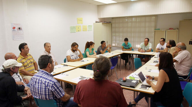 Reunión del grupo que forman "Cooperativizando Barrios" fotografiados en una de sus sesiones.