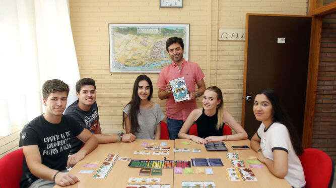 El profesor Rafael Mendoza muestra el juego con un grupo de alumnos del Instituto Medina Azahara.